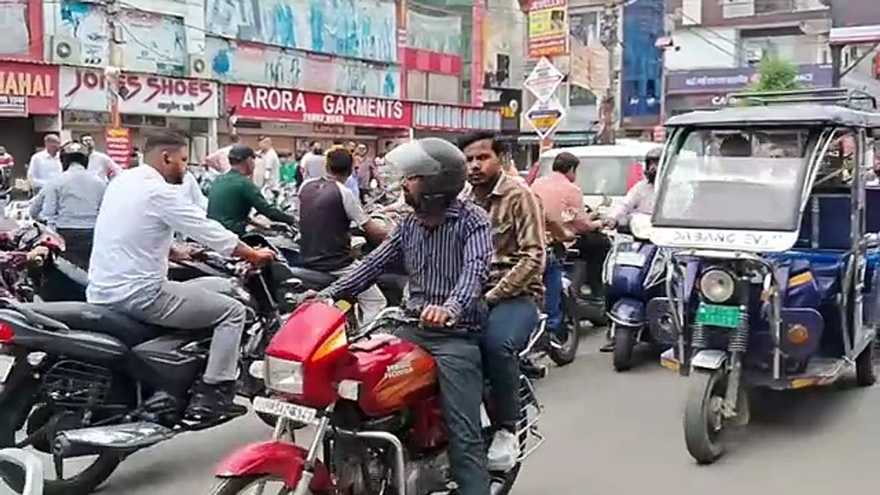 मेरठ का सेंट्रल मार्केट फिर सुर्खियों में, 44 प्रतिष्ठानों को सील करने के आदेश से व्यापारी परेशान