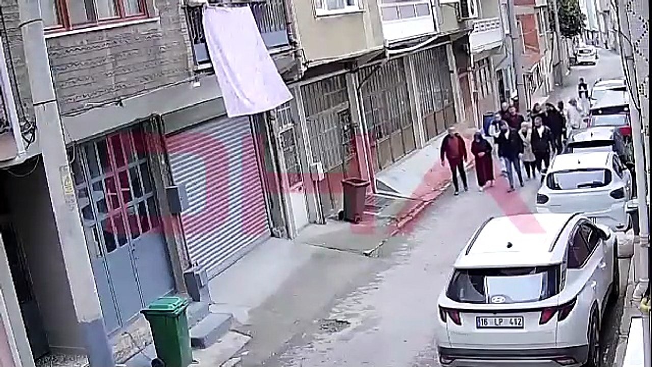Öldürdüğü eşinin ceset parçalarını attığı çöp kutularını gösterdi