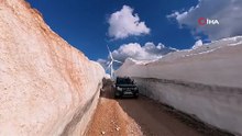Kar duvarları arasında kalan yol görenleri hayrete düşürdü