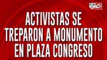 Ley de Glaciares: activistas se treparon al monumento ubicado frente al Congreso Nacional