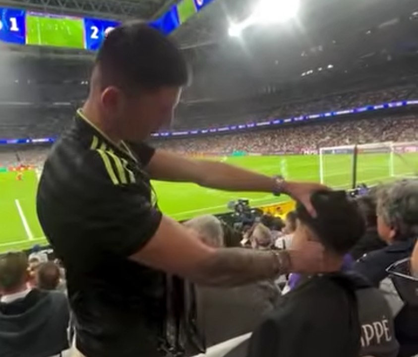 Incredibile in Real Madrid-Bayern, taglio di capelli live sugli spalti!