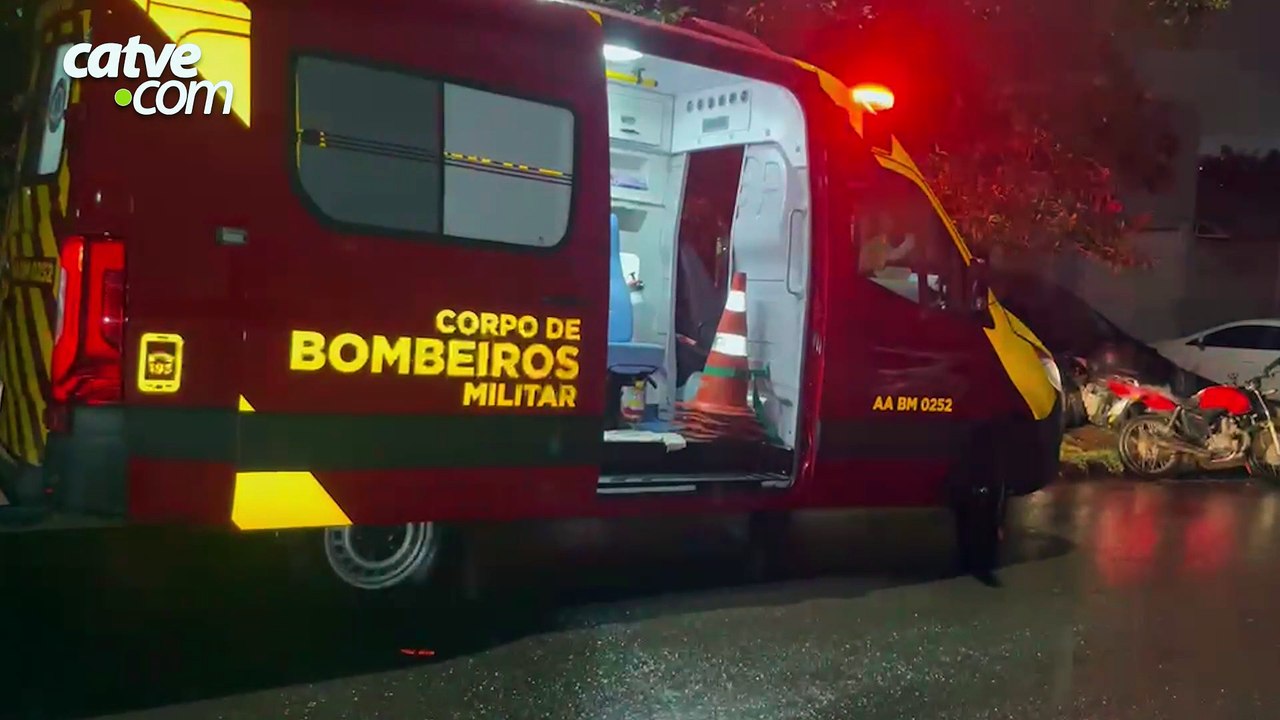 Mulher fica ferida após bater moto em carro que saía da garagem de casa em Cascavel