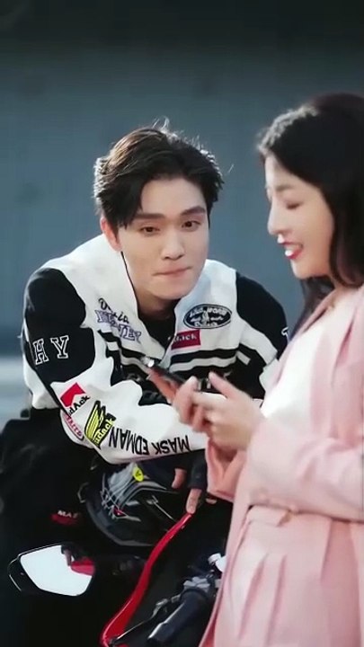 fille fut embrassée de force par son ennemi juré PDG ; la sensation de picotement était envoûtante.💋