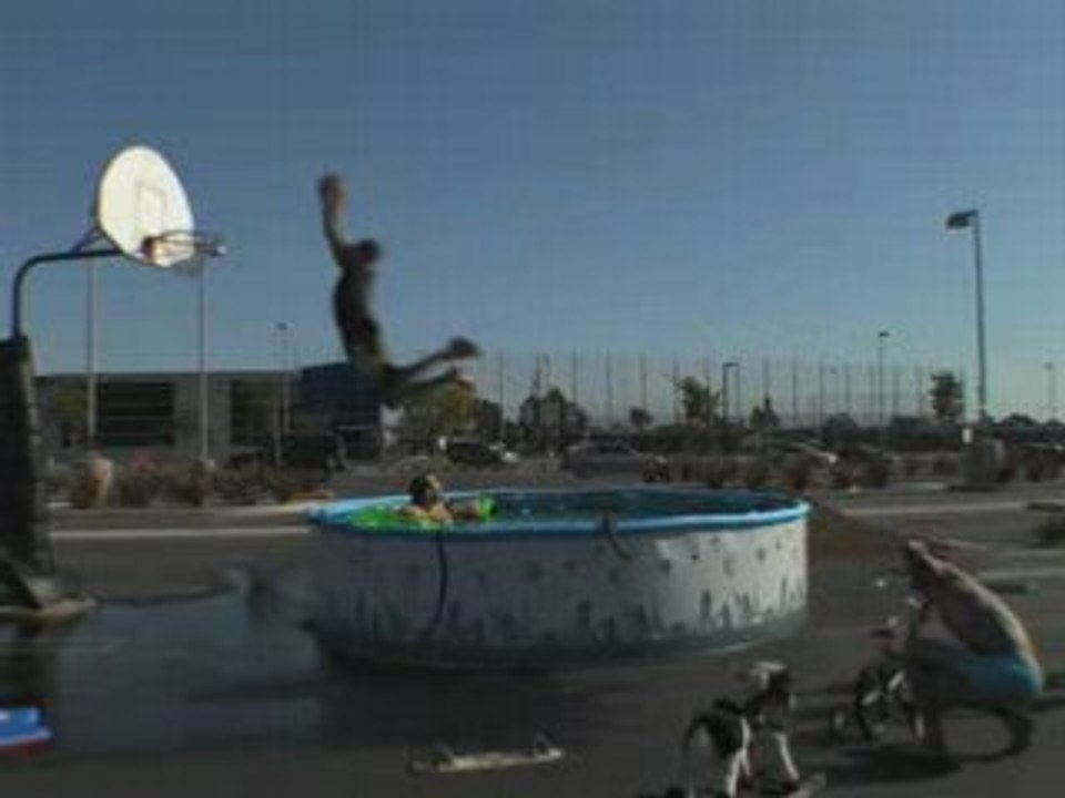Kobé saute par au dessu une piscine et fini par un dunk