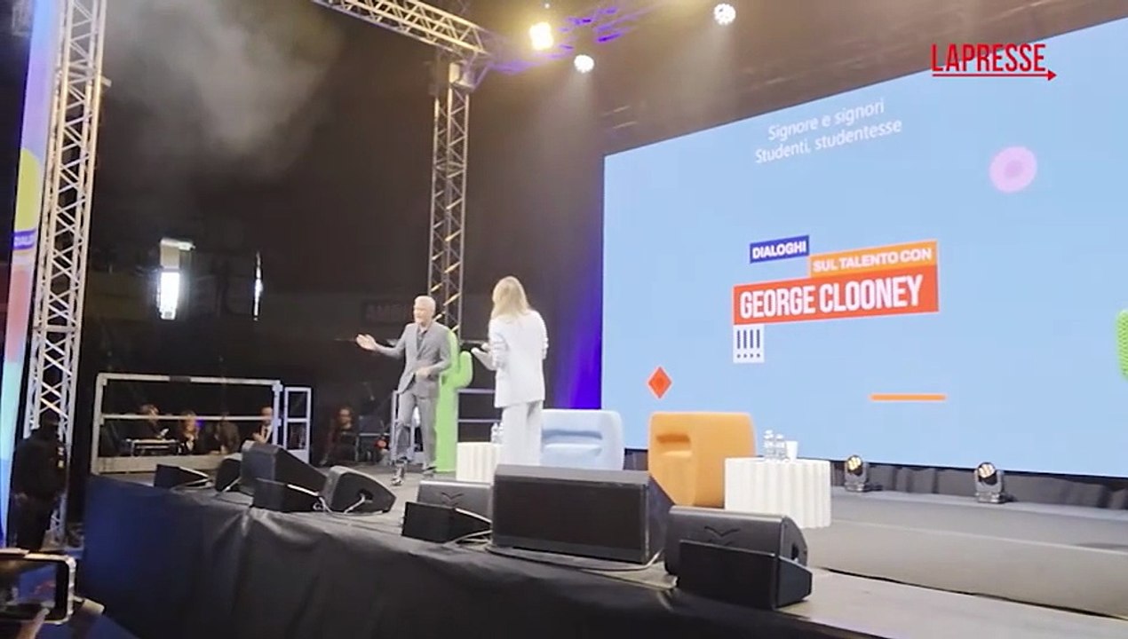 George Clooney star al Palazzetto dello Sport di Cuneo: sul palco saluta il pubblico in italiano