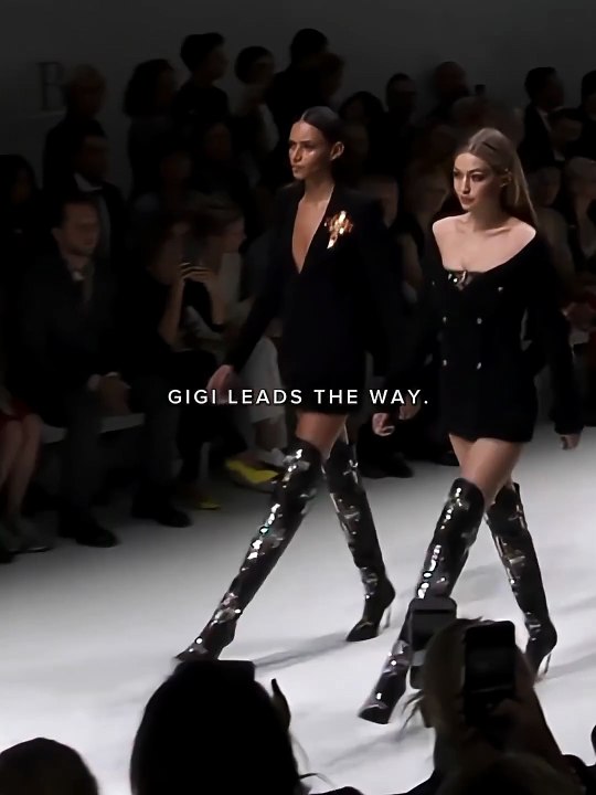 Steps that stop the show💀 #supermodel #runway #shorts #fashion