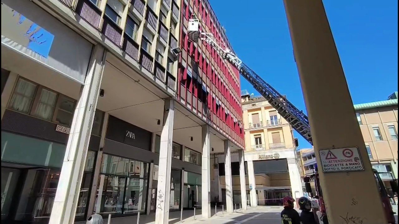 Arezzo, evacuato palazzo: l'intervento dei vigili del fuoco