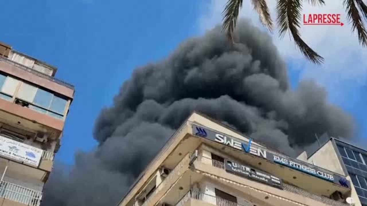 Libano, incendio nel cuore di Beirut dopo un attacco israeliano