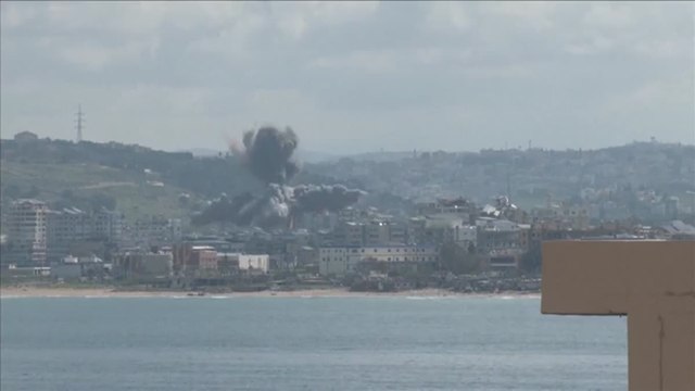 Raid israeliano su Tiro, in Libano: l'esplosione e la colonna di fumo nero