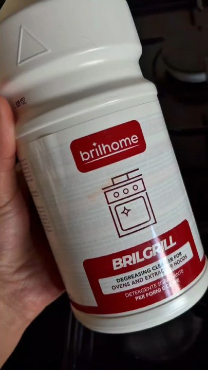📌Brilgrill est un détergent alcalin dégraissant formulé pour l'élimination des résidus de cuisson et carbonisés des fours, hottes, grils, plaques de cuisson, rôtissoires, etc. 📌La description est disponible sur notre site internet www.Essensiabeauty.com