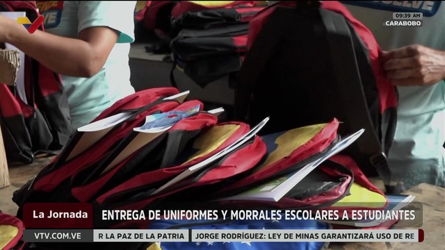 Trabajadores se encargan del embalaje de kits estudiantiles para ser distribuidos por el MPPE