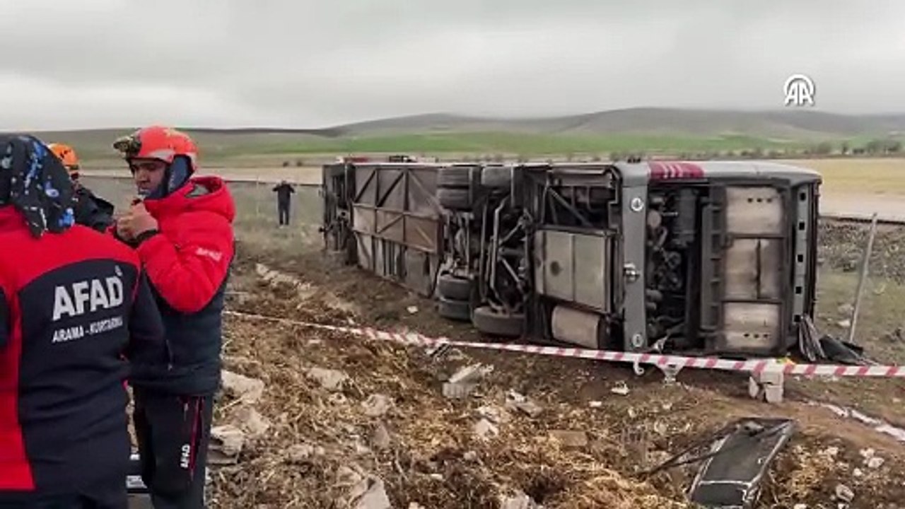 Aksaray'da tur otobüsü devrildi: Çok sayıda kişi yaralı