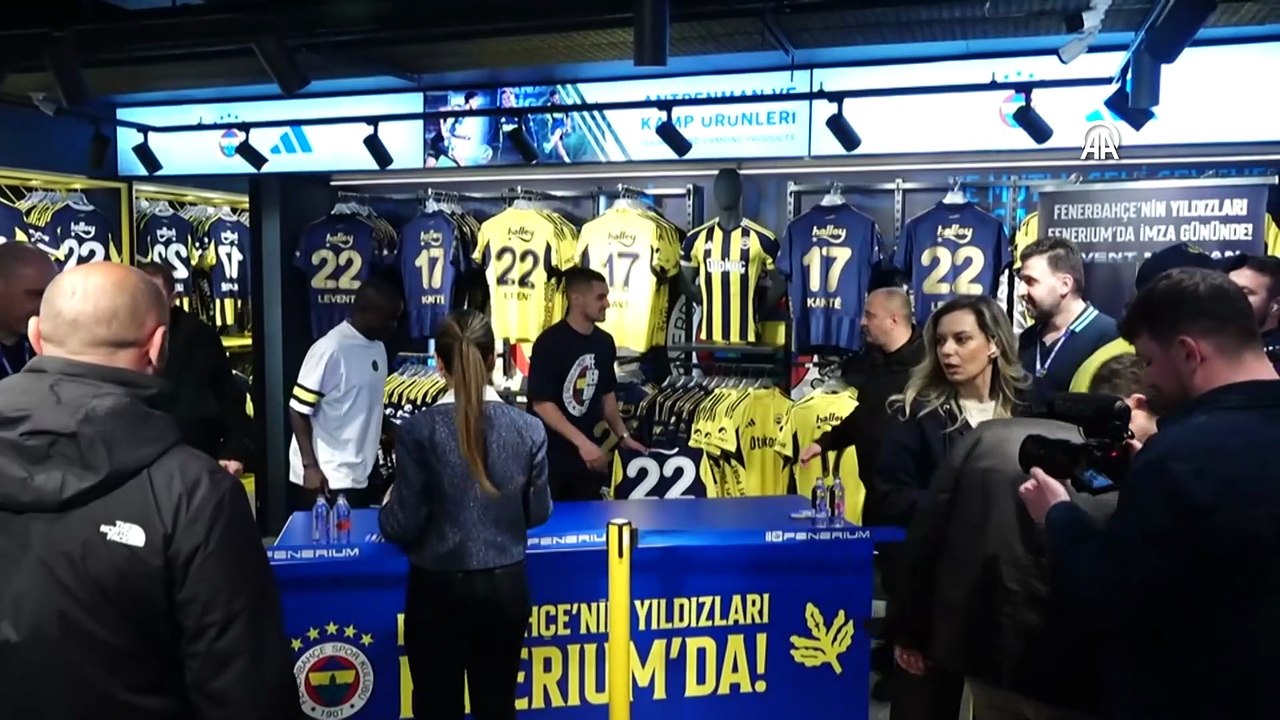 Fenerbahçeli futbolcular Kante ve Levent Mercan imza gününde taraftarlarla buluştu | Ajansspor | AA