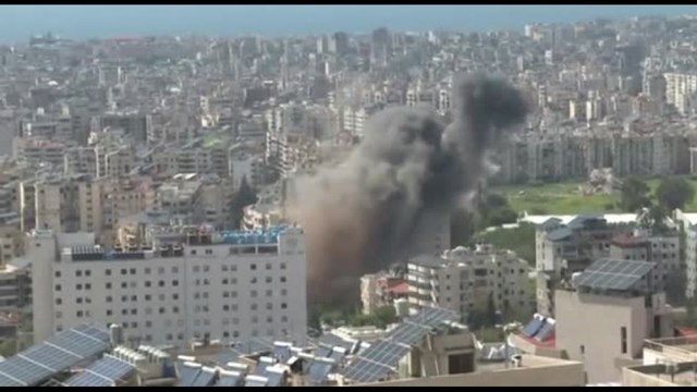 Massicci bombardamenti israeliani su Beirut, centinaia di morti