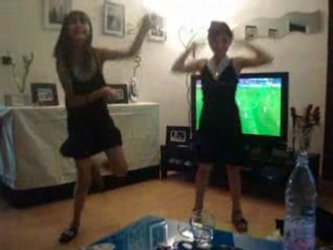 Sarah et Morgane F. dansent la tecktonik