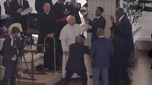 El Papa León XIV intenta hacer girar un balón sobre su dedo al estilo de los Harlem Globetrotters