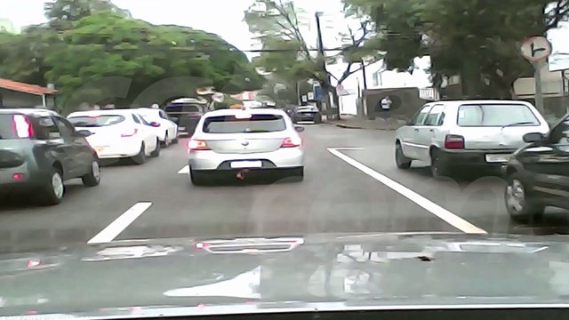 Motociclista de 21 anos fica ferido em acidente no Centro de Cascavel