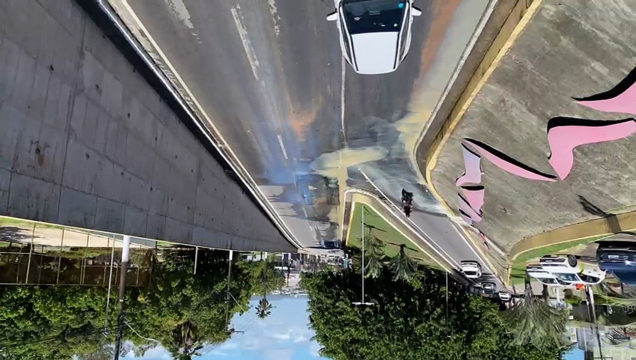 Acúmulo de água no asfalto assusta pedestres e motoristas no Farol