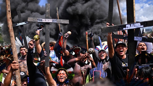 Pueblos indígenas marchan en Brasilia con el lema Congreso, enemigo del pueblo
