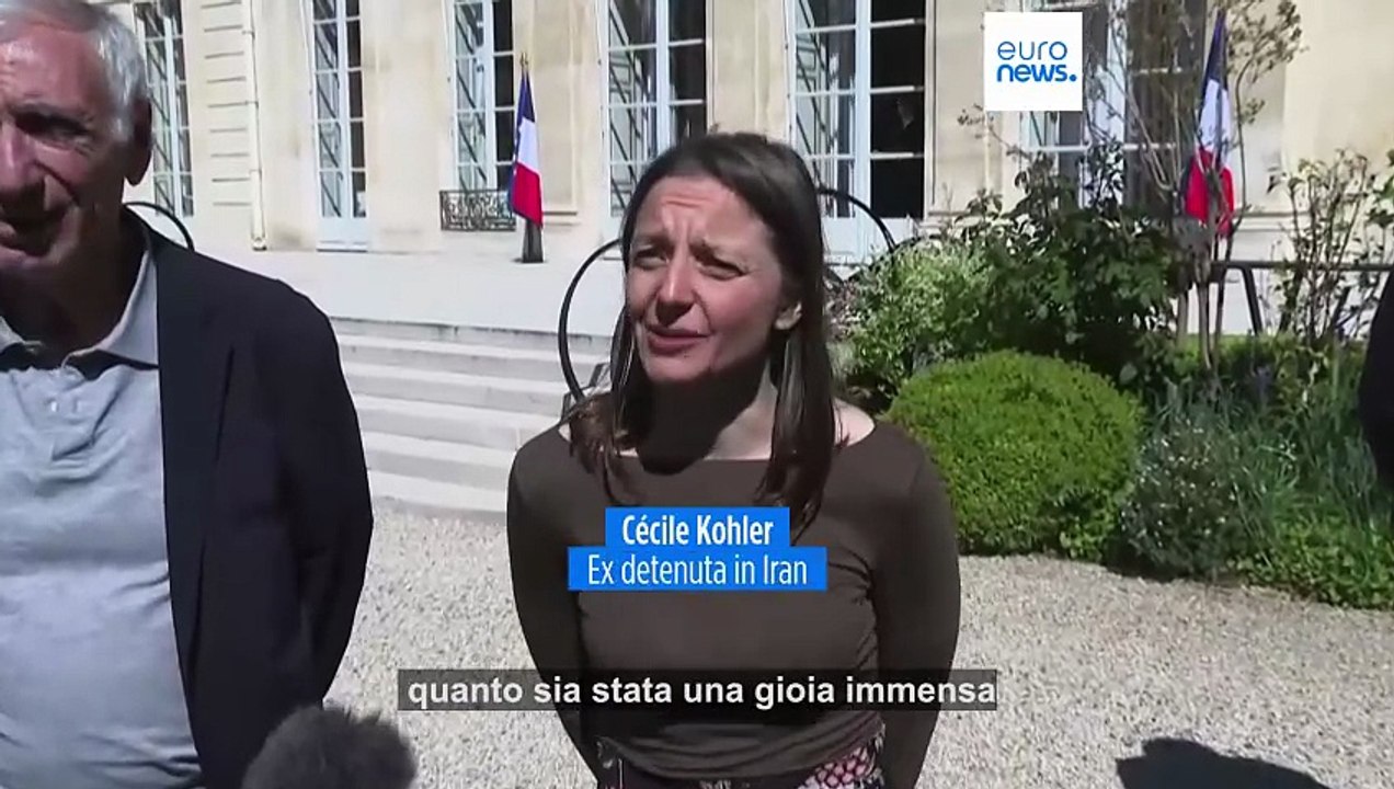 Cécile Kohler e Jacques Paris arrivano in Francia dopo tre anni e mezzo di detenzione in Iran