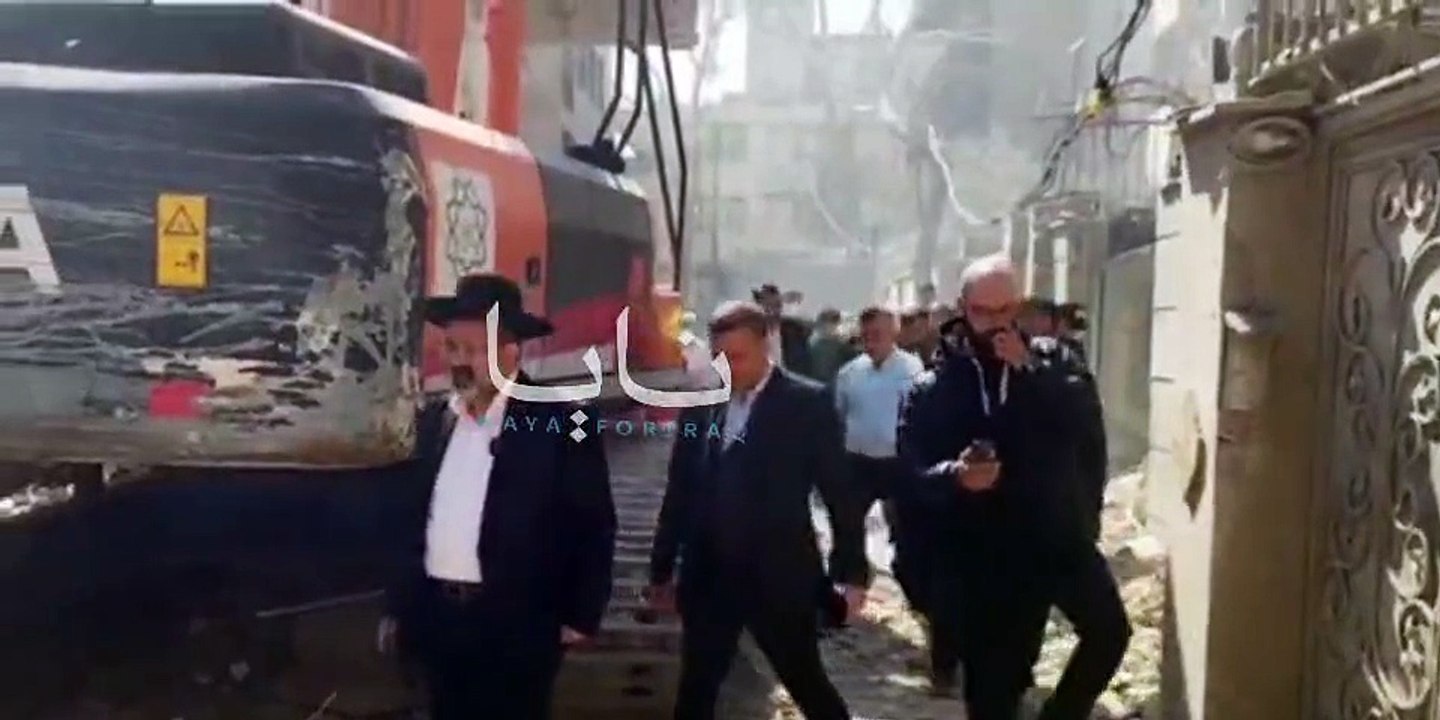 Hamami Laleh Zar, leader de la communauté juive d'Iran, inspecte sa synagogue qui a été bombardée par l'État juif d'Israël.