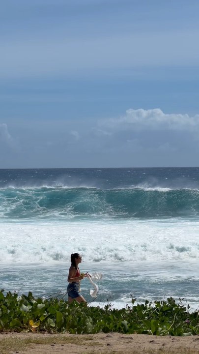 Massive wave hitting the shore 🌊