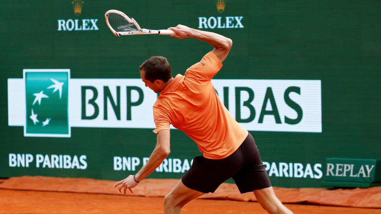 Schläger kaputt: Medvedev verliert die Fassung, das Publikum jubelt