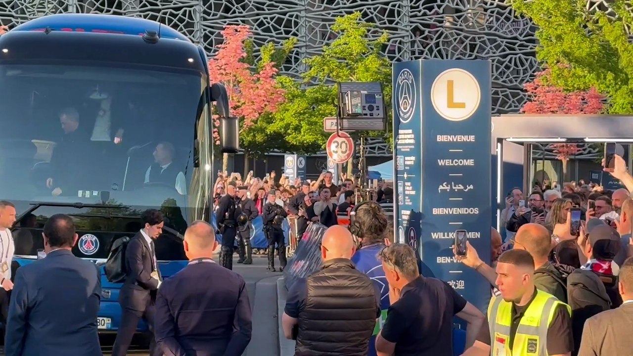 Ambiance bouillante aux abords du Parc des Princes pour l’arrivée des Parisiens avant PSG-Liverpool - Foot - Ligue des champions