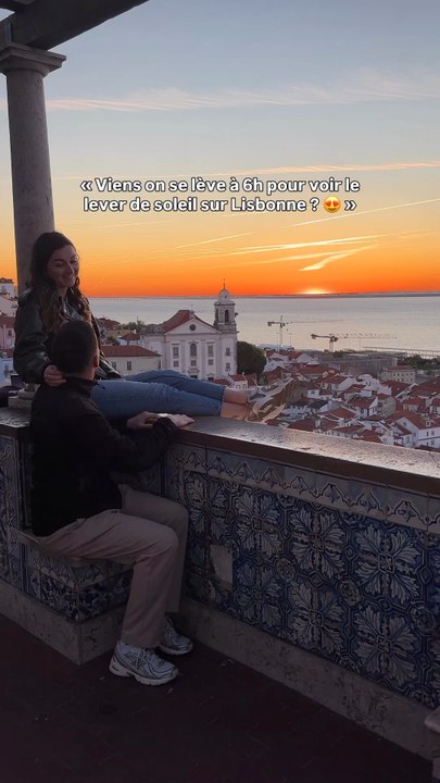 Le plus beau spot de Lisbonne pour voir le lever du soleil 😍📍Miradouro de Santa Luzia On aime tellement se lever tôt et voir la ville se réveiller ! 🧡Et toi, tu te lèverais à 6h pour voir ça ? 🔥#sunrise #leverdesoleil #lisbonne #weekendeurope