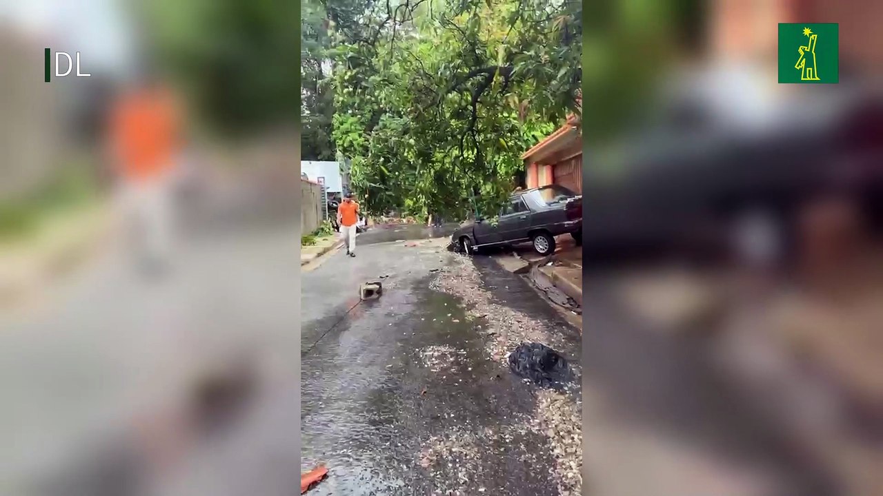 El colapso de un muro en Don Honorio desata un golpe de agua que arrastró vehículos