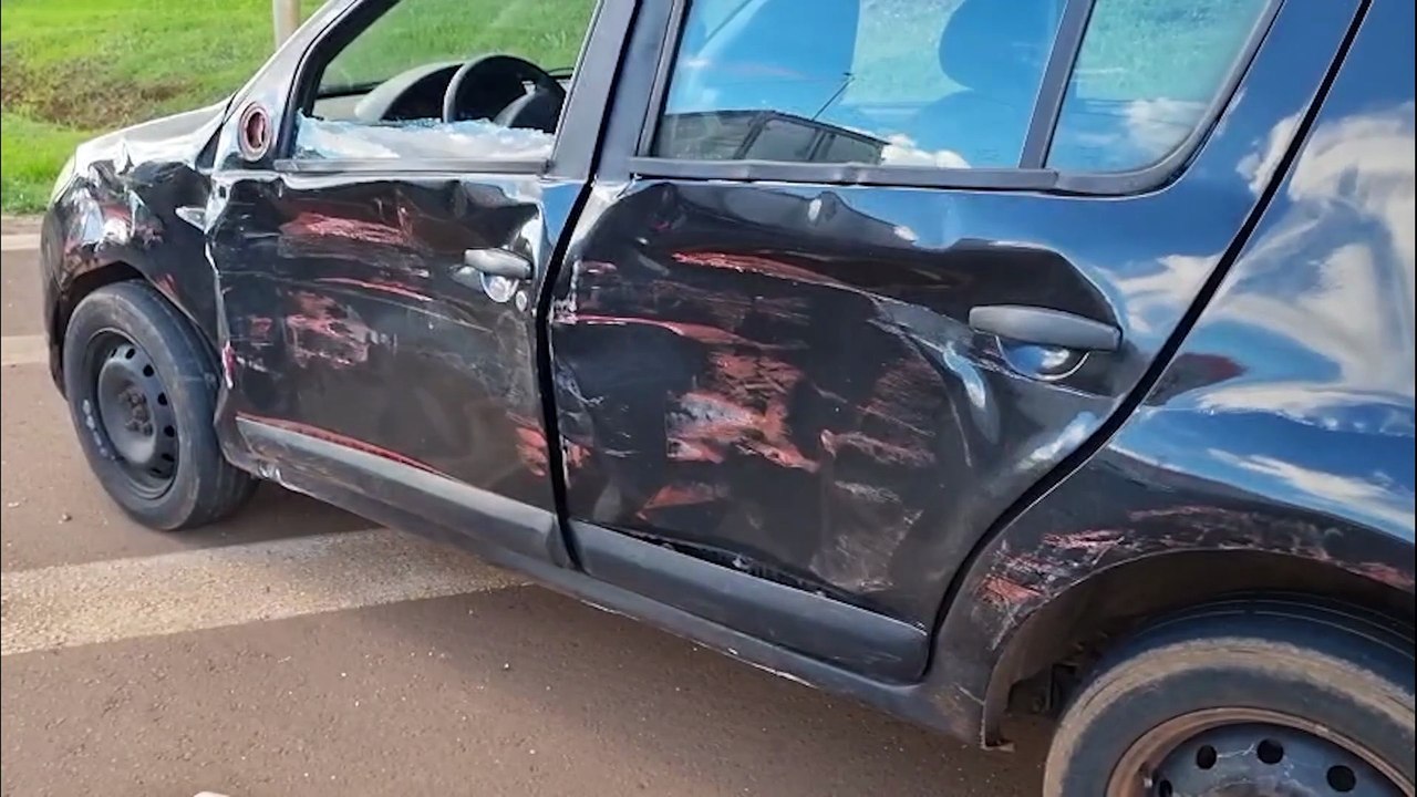 Sandero e carreta se envolvem em acidente na BR-277, em Cascavel
