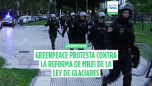 Activistas de Greenpeace protestan en Argentina contra la reforma de Milei de la Ley de Glaciares