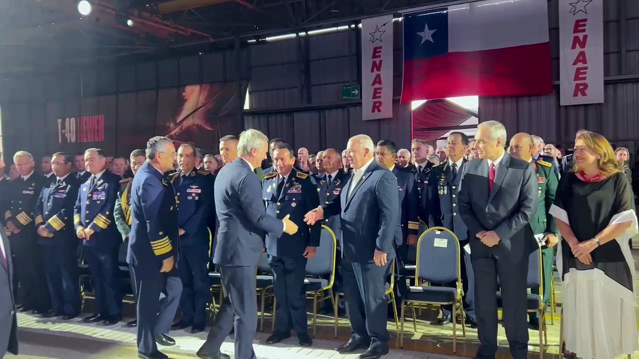 Presidente Kast saluda con deferencia delegación de la Fuerza Aérea de República Dominicana en presentación del nuevo avión de la Fuerza Aérea de Chile