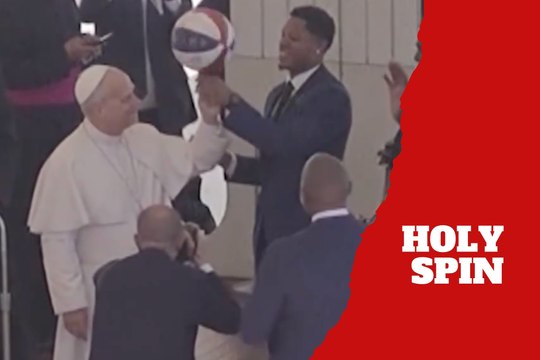 El Papa León intenta un truco de básquet con los Harlem Globetrotters