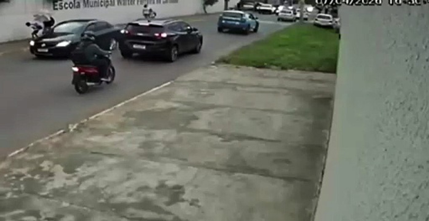 Motorista infarta ao volante, atropela ciclista e morre; carro bateu contra portão de casa