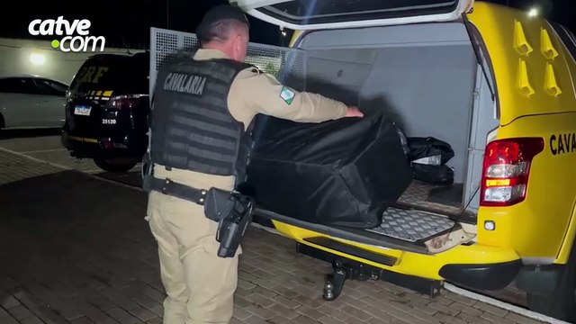 Cigarros contrabandeados são apreendidos em ônibus na Avenida Tancredo Neves, em Cascavel