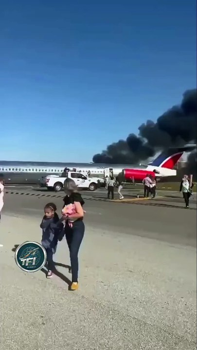 USA : Les images choc de cet avion avec 130 personnes à bord qui a été contraint d’effectuer un atterrissage d’urgence spectaculaire à Miami après une panne de train d’atterrissage