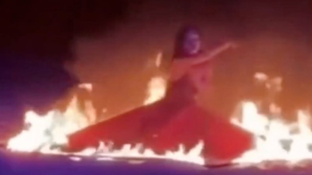 Ballerina prende fuoco durante lo spettacolo: si salva tuffandosi nel fiume