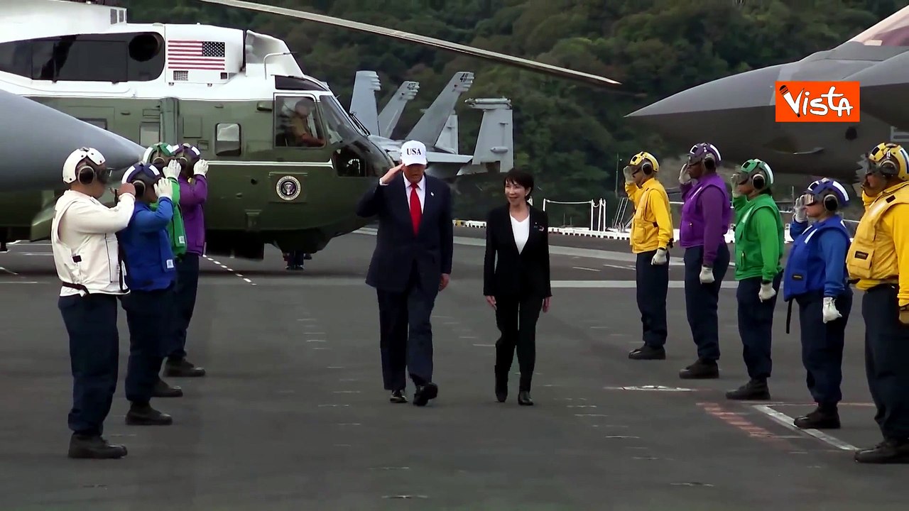 Trump con berretto Usa arriva con la premier giapponese Sanae Takaichi alla base navale di Yokosuka