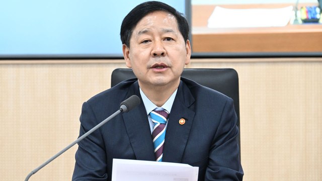 구윤철 나프타, 보건의료·생활필수품에 최우선 공급 / YTN