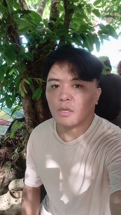 Naligo si Mike sa resort Regina swimming pool