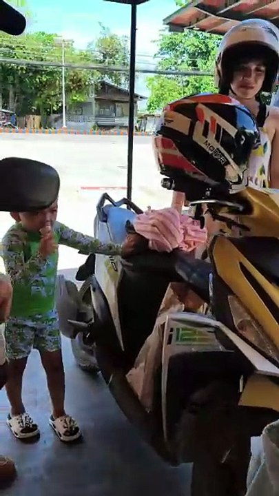 Nangaon ug ice cream silang Grey ug Isaiah.