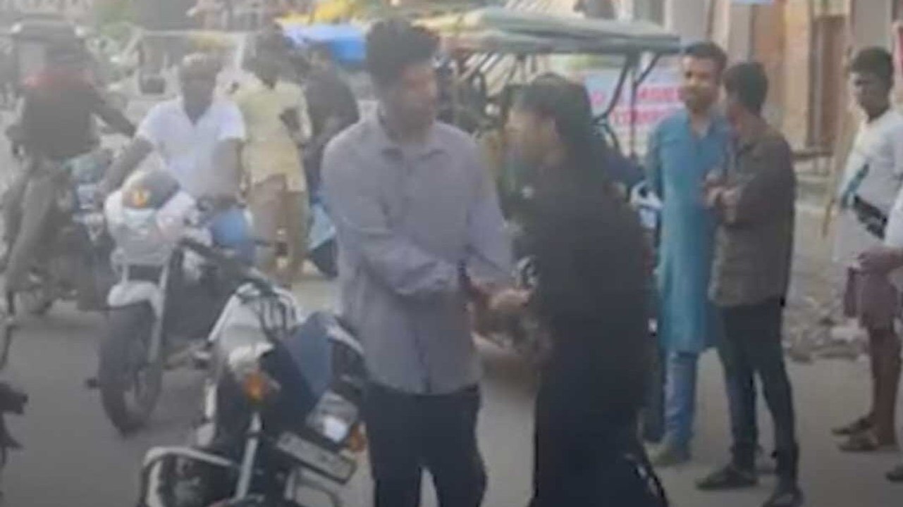 बीच चौराहे लड़की से जबरदस्ती, बाइक पर बैठाने की...