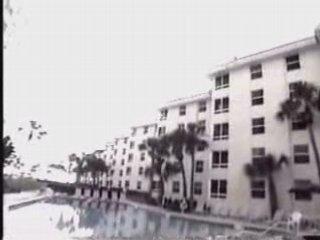 Saut dans une piscine du 5 eme etage