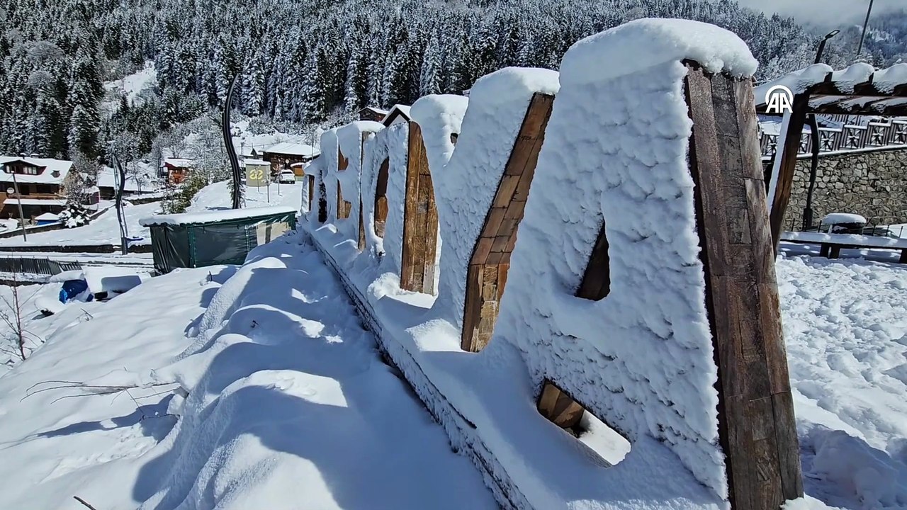 Doğu Karadeniz'in turizm merkezi Ayder Yaylası, nisan ayında beyaz örtü altında