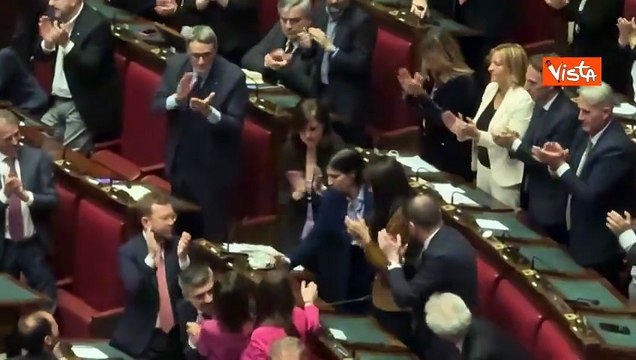 Schlein a Meloni: Non si preoccupi toccherà a noi, standing ovation e abbracci per la leader Dem