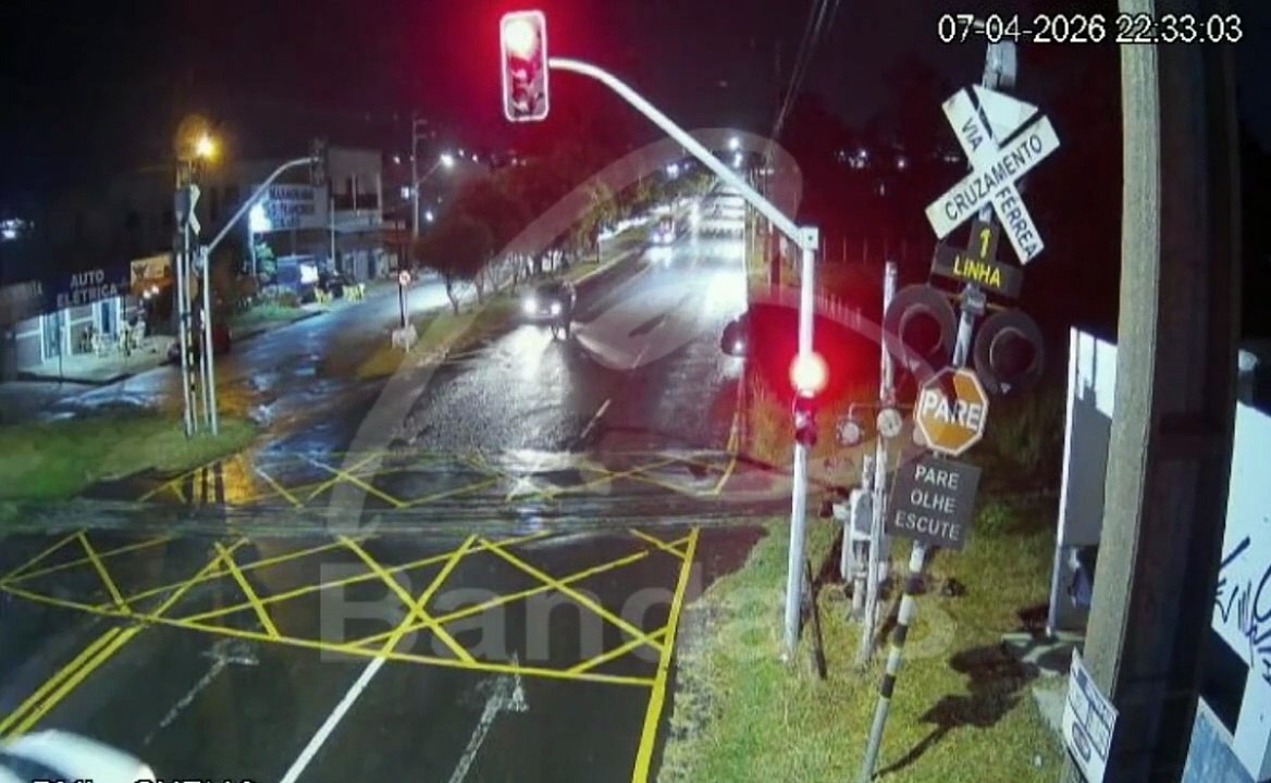 Câmera de segurança registra momento em que carro bate em trem em Ponta Grossa