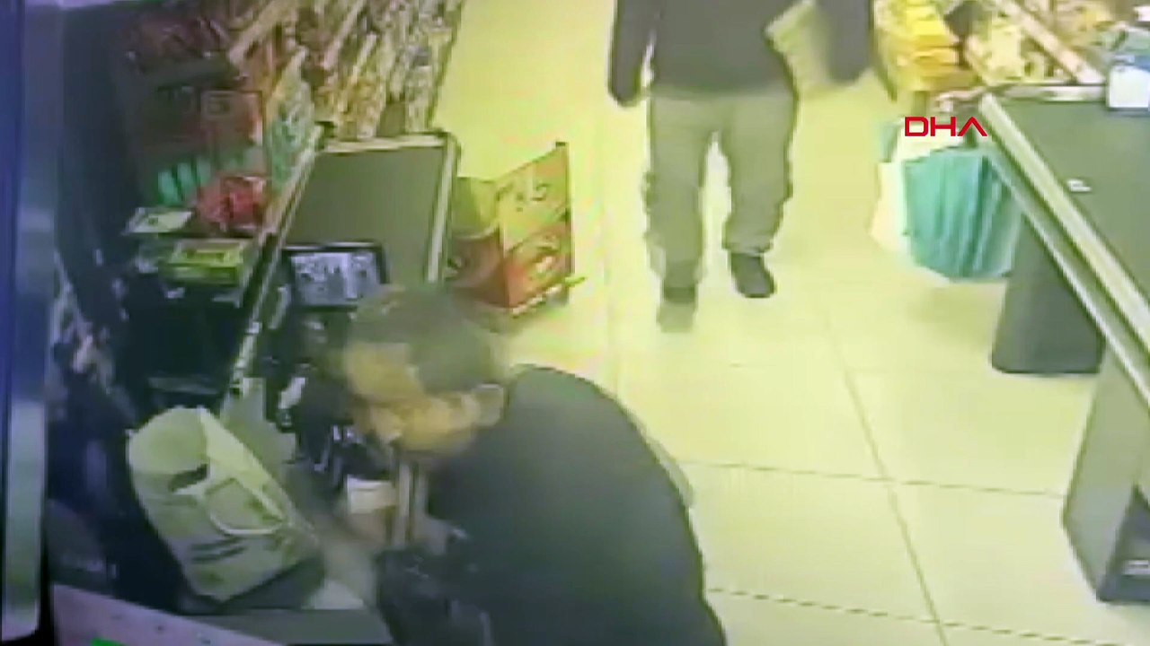 Markette poşet kavgası: Kasiyeri defalarca yumrukladı!