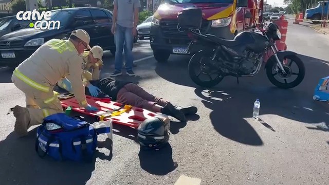 Motociclista fica ferida após batida com carro no Centro de Cascavel