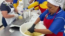 Voluntários produzem 220 kg de massa para almoço beneficente em Cascavel